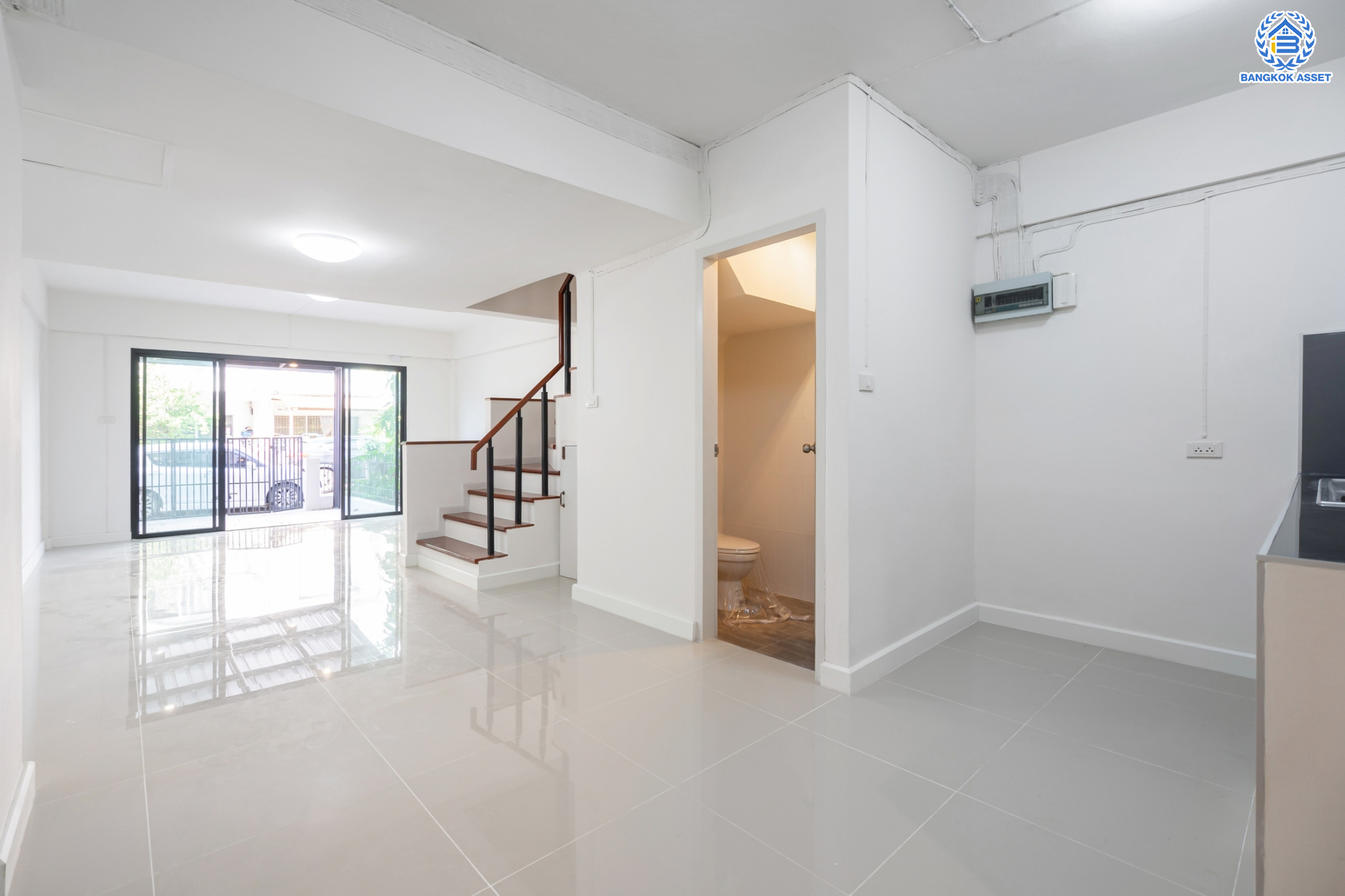 บ้านมือสองตกแต่งใหม่ ม.ศุภาลัยวิลล์ รัตนาธิเบศร์18 ทาวน์เฮ้าส์ 3 ชั้น ทำเลโซนเมือง! เนื้อที่ 18.3 ตร.ว. ฟังก์ชันจัดเต็ม 4 ห้องนอน 3 ห้องน้ำ จอดรถได้ 1 คัน บนสุดยอดทำเล! เชื่อมต่อได้ทั้ง ถ.รัตนาธิเบศร์ ถ.ติวานนท์ และสนามบินน้ำ ใกล้เซ็นทรัลรัตนาธิเบศร์ ทางด่วน "งามวงศ์วาน" และรถไฟฟ้าสายสีม่วง "สถานีศูนย์ราชการนนทบุรี"